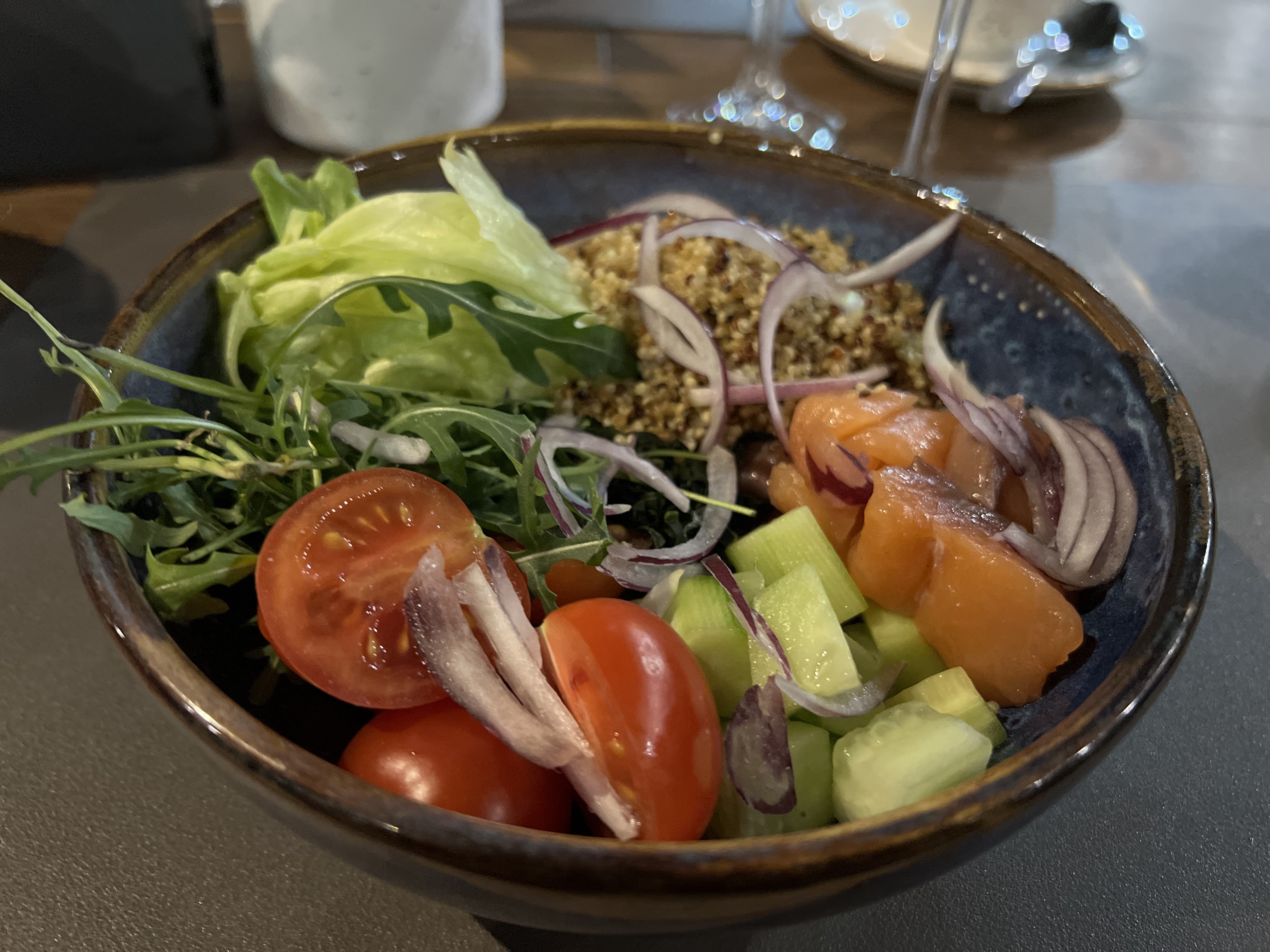 Боул салат с лососем и киноа