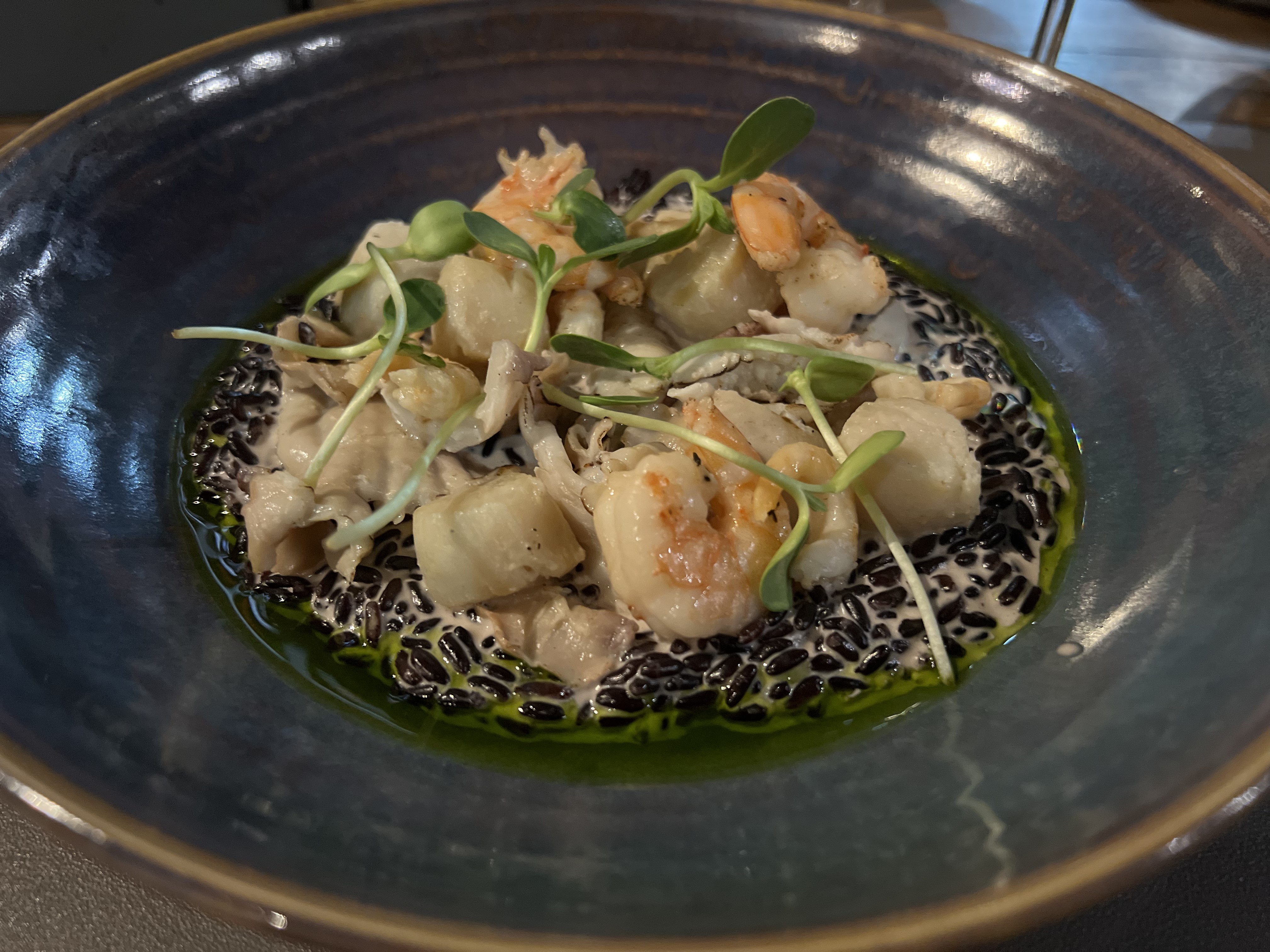 Черный рис с креветками, гребешками и кальмарами в ресторане "Grey Goose"